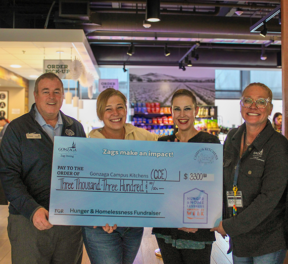 Женщина стоит с скрещенными руками рядом с окном